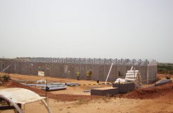 Nje ndertese e prefabrikuar e zones se punes minerare ne Senegal