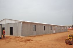 Nje ndertese e prefabrikuar e zones se punes minerare ne Senegal